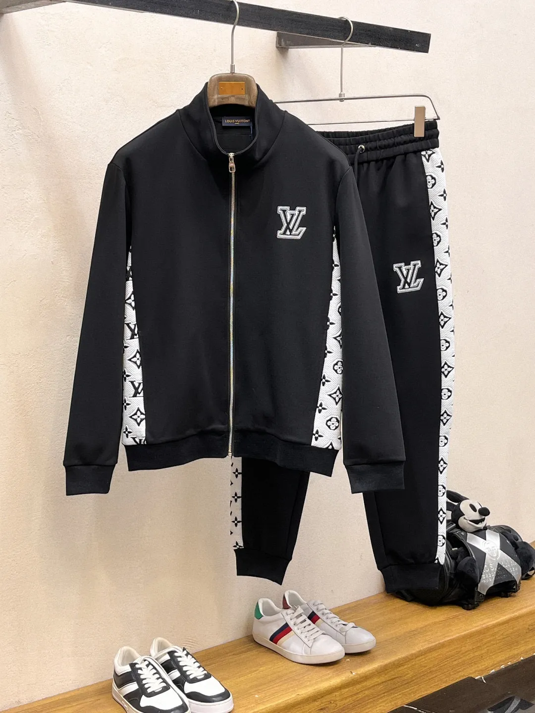 🅿️720 [LV Louis Vuitton] hot-selling suit is coming. Focus on the original version of the official website. 2025 new hot-selling cardigan and sweatshirt suit. The original order is the best. 🇭🇰The meticulous work of top designers. It has a fitting and perfect upper body effect. All-natural high-quality Tencel Roman cotton 100%, close-fitting comfort, noble and elegant! Original hardware embodies elegance and nobility! Counter size: M-3XL (maximum wear up to 190 pounds)